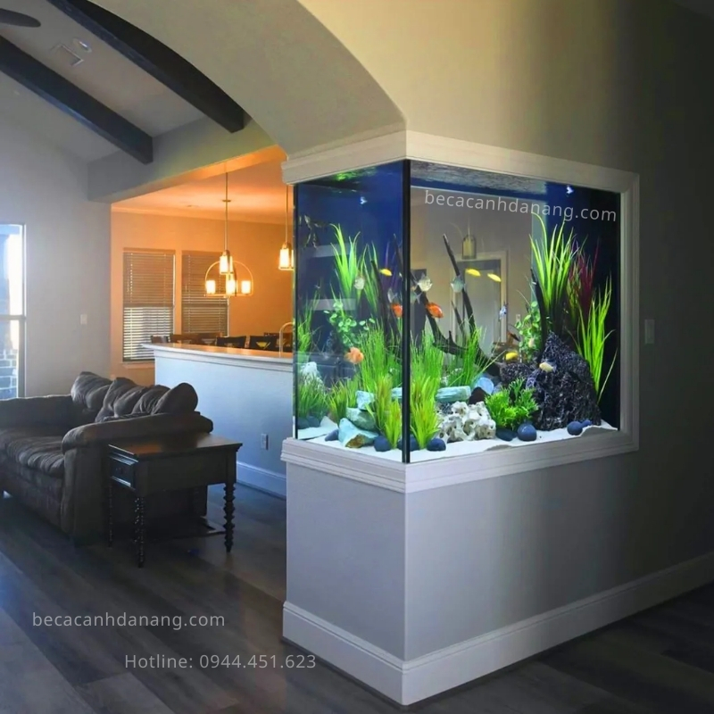 Hồ cá gắn tường đặt tại phòng khách có thiết kế hình chữ nhật