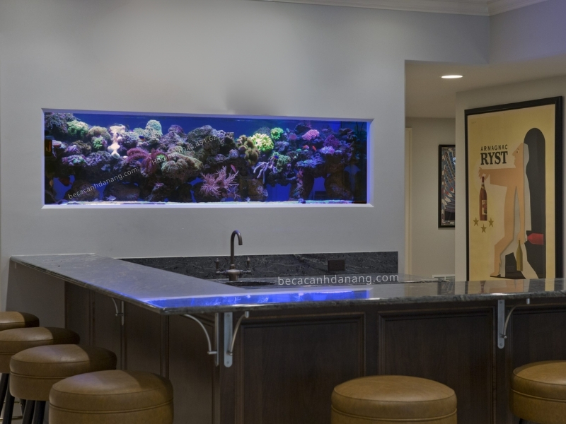 Hồ cá trên tường giúp cho không gian phòng bếp trở nên sống động hơn