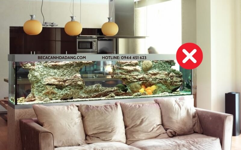 Không nên đặt bể cá sau ghế sofa