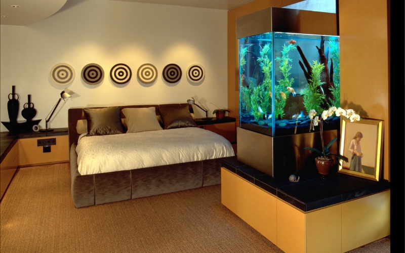Phong cách phương Tây thì bất kỳ vị trí nào trong phòng ngủ đều có thể đặt hồ cá